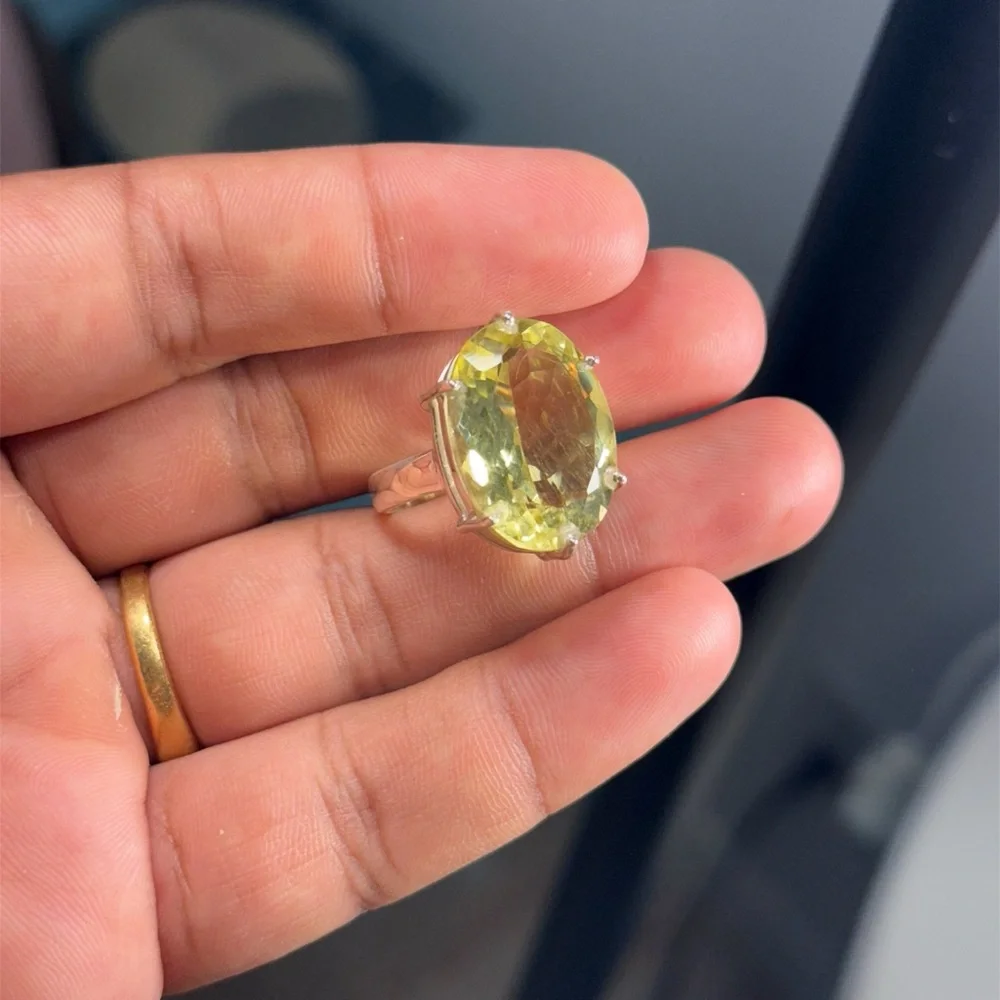 Elegant Gold Ring with Yellow Gemstone